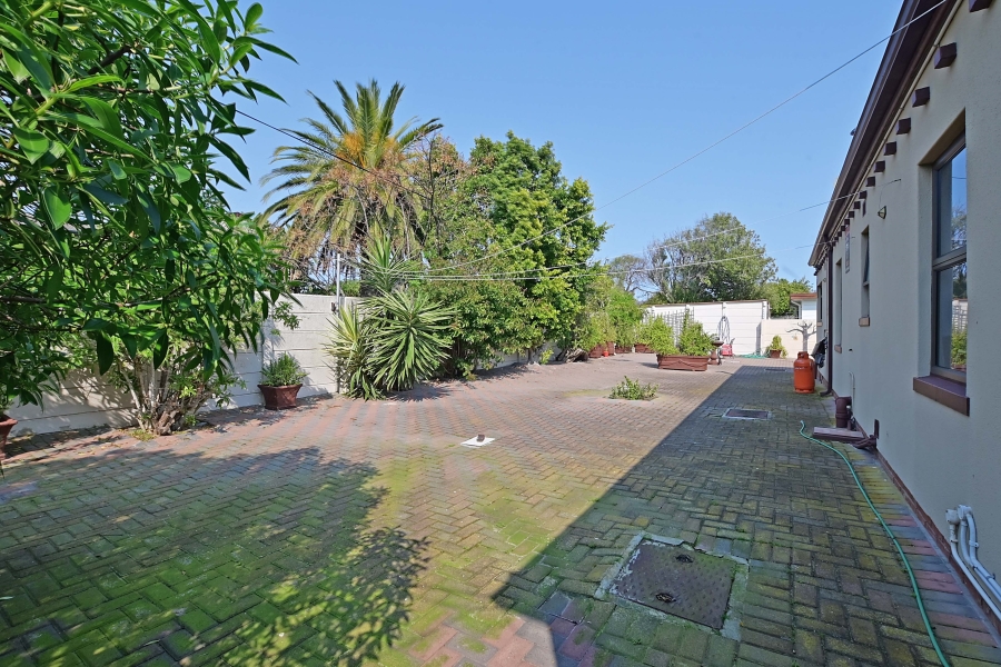 7 Bedroom Property for Sale in Bloubergrant Western Cape